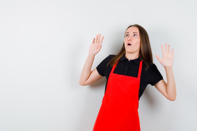 Expressieve jonge dame poseren in de studio