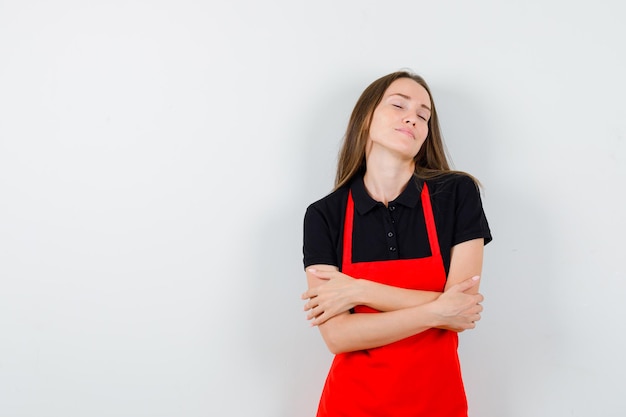 Expressieve jonge dame poseren in de studio