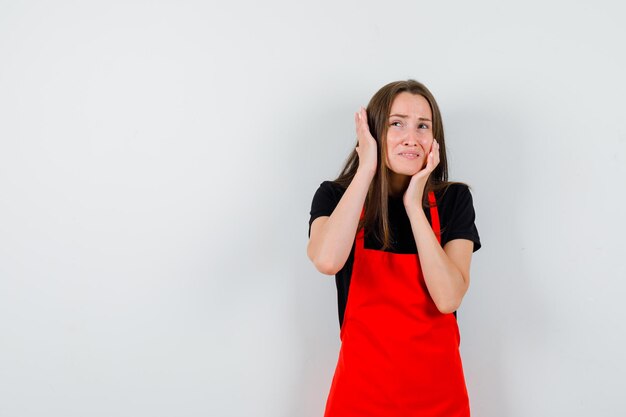 Expressieve jonge dame poseren in de studio