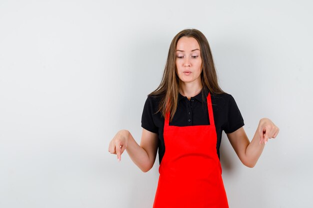 Expressieve jonge dame poseren in de studio