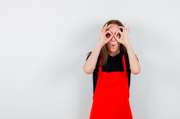 Expressieve jonge dame poseren in de studio