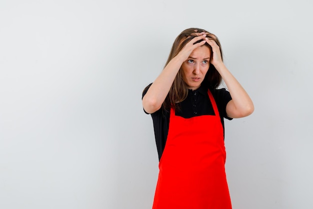 Expressieve jonge dame poseren in de studio