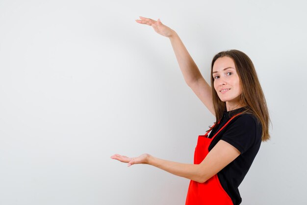 Expressieve jonge dame poseren in de studio