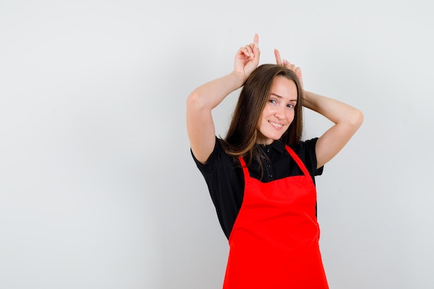 Expressieve jonge dame poseren in de studio