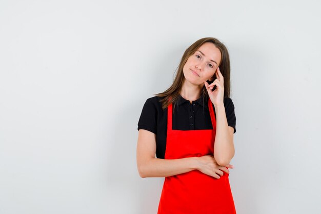 Expressieve jonge dame poseren in de studio