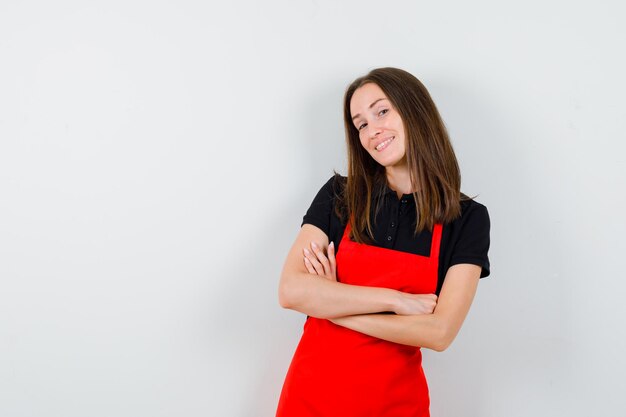 Expressieve jonge dame poseren in de studio