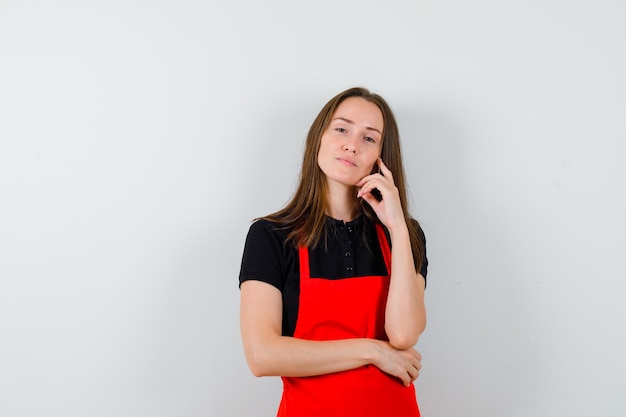 Expressieve jonge dame poseren in de studio