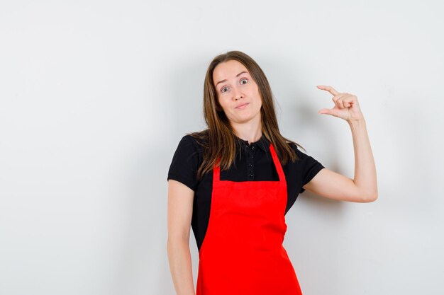 Expressieve jonge dame poseren in de studio