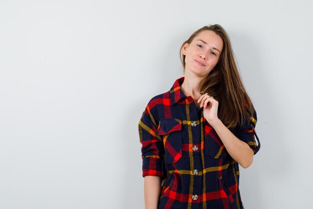 Expressieve jonge dame poseren in de studio