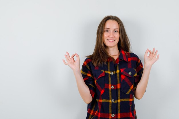 Expressieve jonge dame poseren in de studio