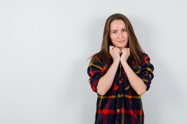 Expressieve jonge dame poseren in de studio