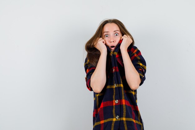 Expressieve jonge dame poseren in de studio