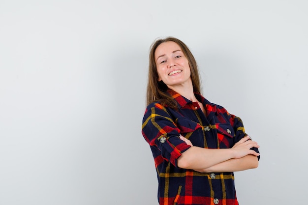 Expressieve jonge dame poseren in de studio