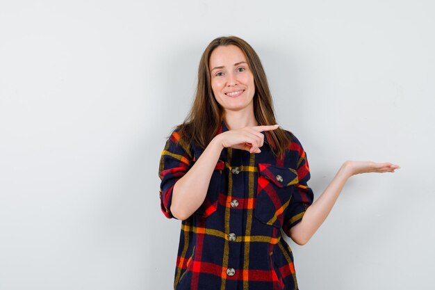 Expressieve jonge dame poseren in de studio