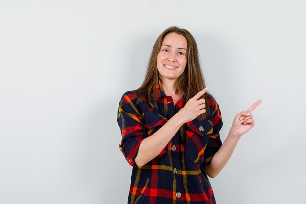 Expressieve jonge dame poseren in de studio