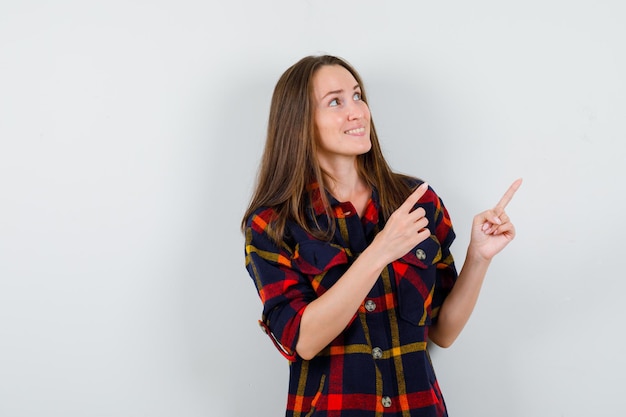 Expressieve jonge dame poseren in de studio