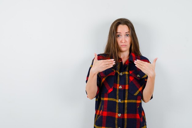 Expressieve jonge dame poseren in de studio