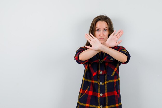 Expressieve jonge dame poseren in de studio