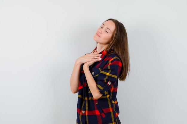 Expressieve jonge dame poseren in de studio