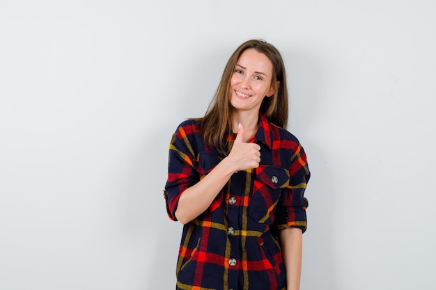 Expressieve jonge dame poseren in de studio