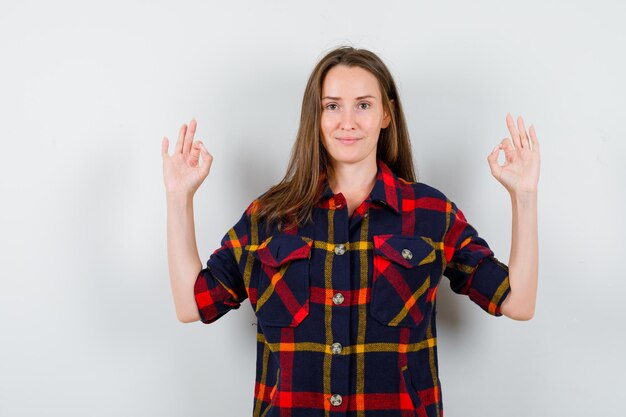 Expressieve jonge dame poseren in de studio