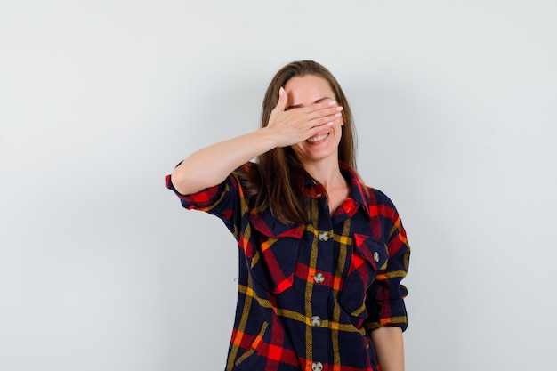 Expressieve jonge dame poseren in de studio