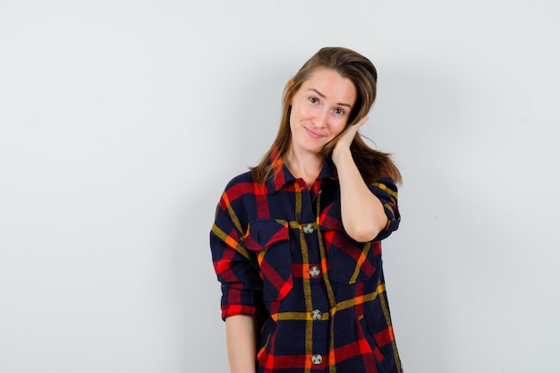 Expressieve jonge dame poseren in de studio