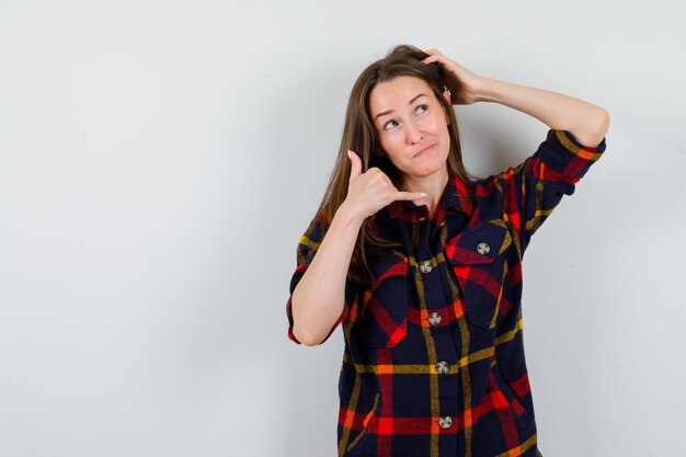 Expressieve jonge dame poseren in de studio