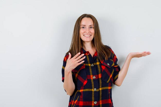 Expressieve jonge dame poseren in de studio