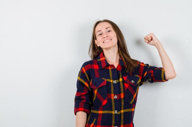 Expressieve jonge dame poseren in de studio