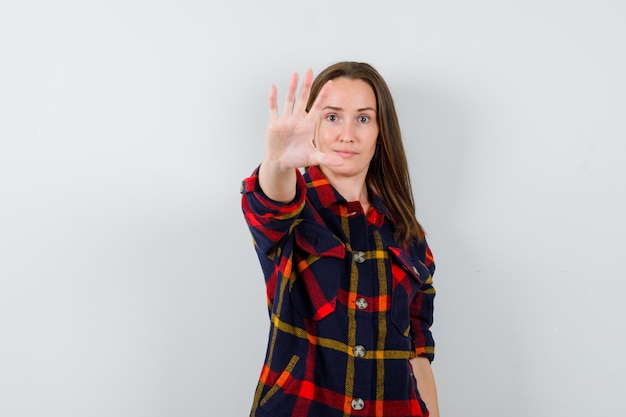 Expressieve jonge dame poseren in de studio