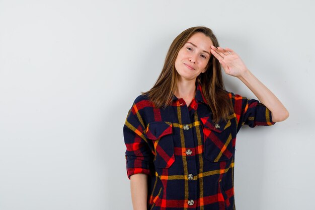 Expressieve jonge dame poseren in de studio