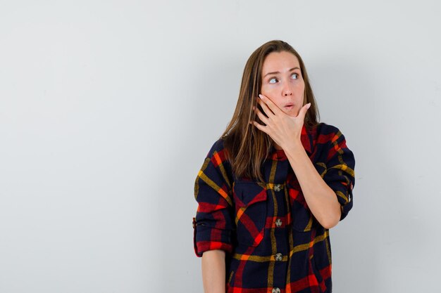 Expressieve jonge dame poseren in de studio