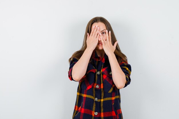 Expressieve jonge dame poseren in de studio