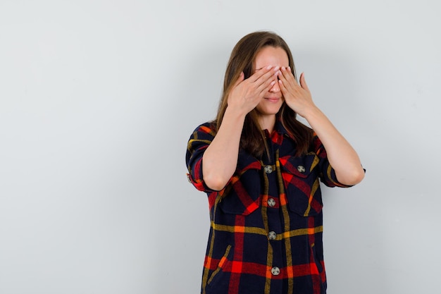 Expressieve jonge dame poseren in de studio