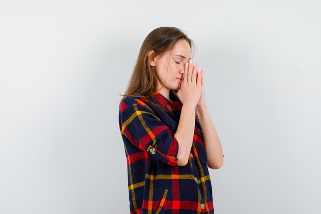 Expressieve jonge dame poseren in de studio