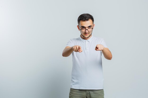 Expressieve jonge kerel die zich voordeed in de studio