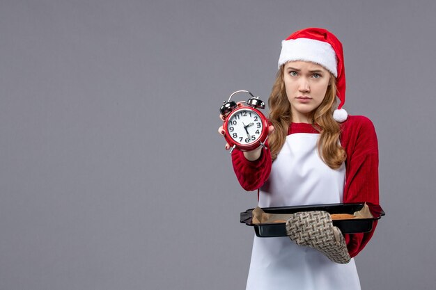 Expressieve jonge kok die poseert voor de wintervakantie