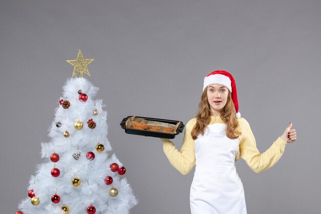 Expressieve jonge kok die poseert voor de wintervakantie