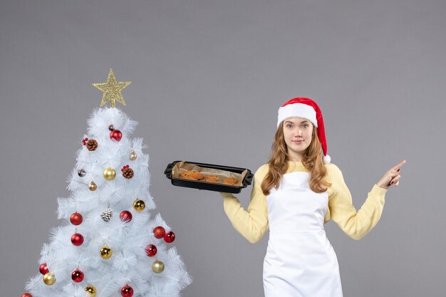 Expressieve jonge kok die poseert voor de wintervakantie