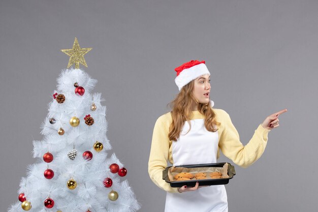 Expressieve jonge kok die poseert voor de wintervakantie