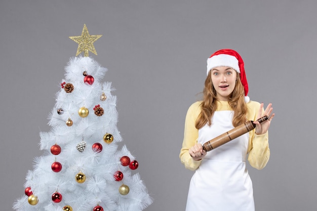 Expressieve jonge kok die poseert voor de wintervakantie