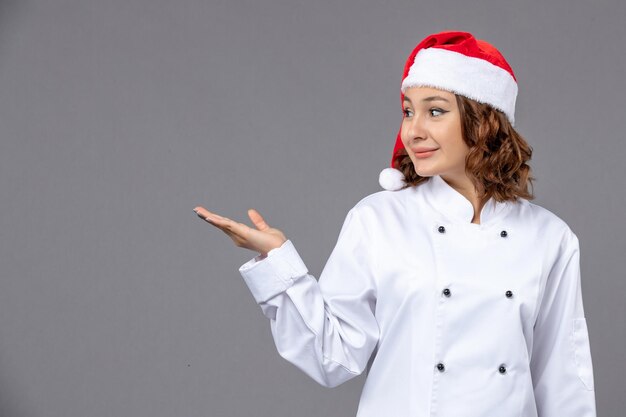 Expressieve jonge kok die poseert voor de wintervakantie
