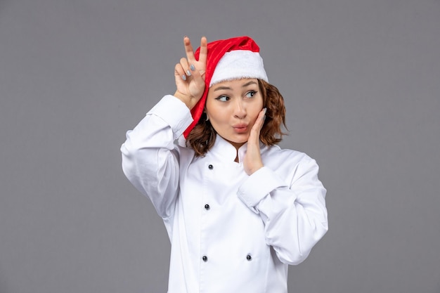 Expressieve jonge kok die poseert voor de wintervakantie