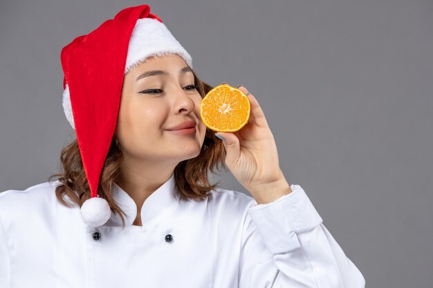 Expressieve jonge kok die poseert voor de wintervakantie