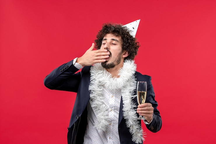 Gratis Foto expressieve jonge man die poseert voor kerstmis