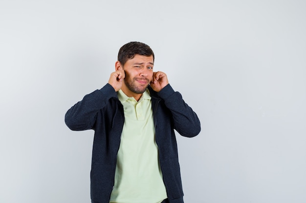 Expressieve jonge man die zich voordeed in de studio