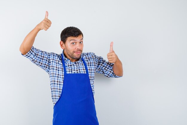 Expressieve jonge man die zich voordeed in de studio