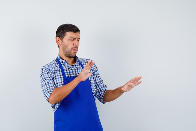 Expressieve jonge man die zich voordeed in de studio