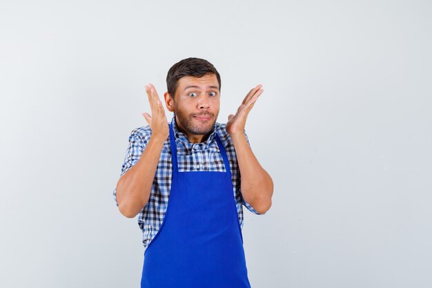 Expressieve jonge man die zich voordeed in de studio